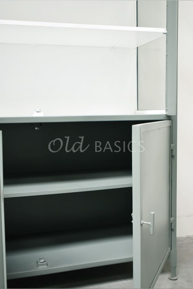 Detail van Apothekerskast Ilya Grand Lindegroen, groen, grijs, materiaal staal